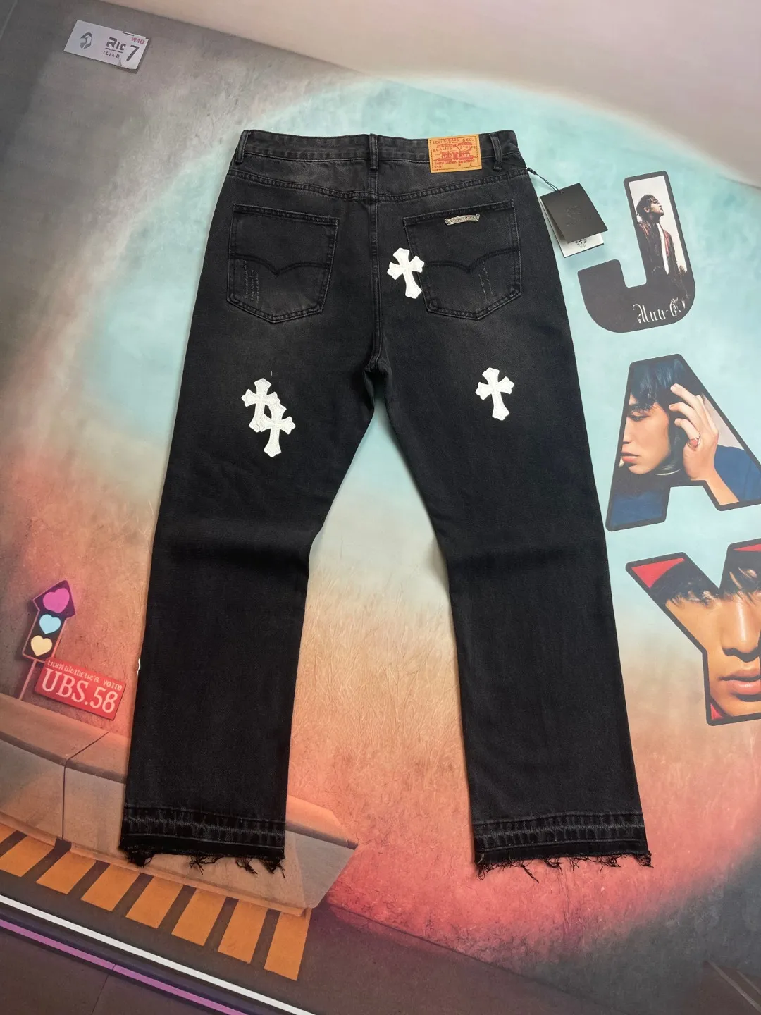 🅿️236 🔘Style No.-KL151 🔘Cro Heart𝐂𝐡𝐫𝐨𝐦𝐞 𝐇𝐞𝐚𝐫𝐭 Classic CH Cross Patch Leather Jeans [Black and White]* The top-notch heavy-duty washing water gives the denim a natural aged texture, making it softer and softer to the touch, and every fold is a filter of age. The calfskin cross is fully laser-cut, with neat lines like works of art, and high-grade matte edges. The distressed silver hardware has its own retro buff, and the buttons and zippers tell a story the more they are used. The straight silhouette is perfect for concealing your body, and the hips become wider and the legs become thicker in seconds. Pair it with short boots to make you look taller, or wear it with dad shoes for a lazy look. You can wear it casually with a white T-shirt and it will make you shine. From the leather to the wiring, everything is top-notch, and you can tell the texture at the first touch - it's not in the same dimension as the currency at all!  Size: S M L XL (28.30.32.34) Color: black with black, black with white, black with pink